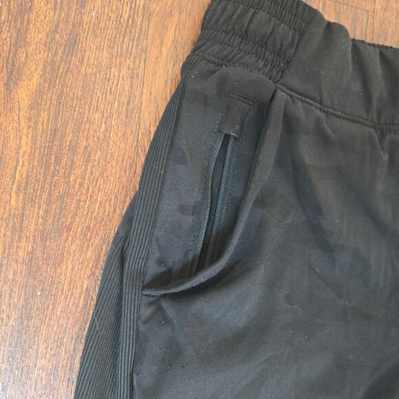 ATHLETA Lined Jogger in Black Camo, 985549 Size 0 - Picture 8 of 12